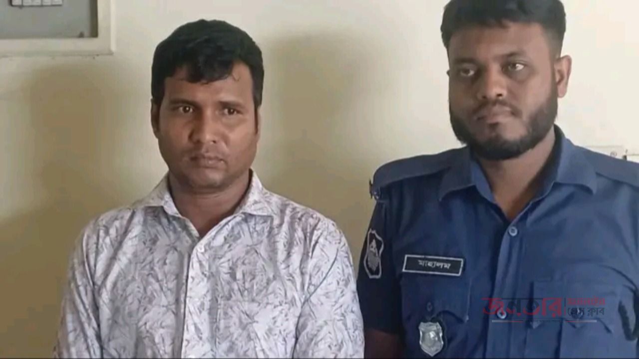 দিনাজপুরে কৃষকের বরাদ্দকৃত সরকারি ২২৭ টন সার লুটপাটের অভিযোগে স্টোরকিপার আটক।