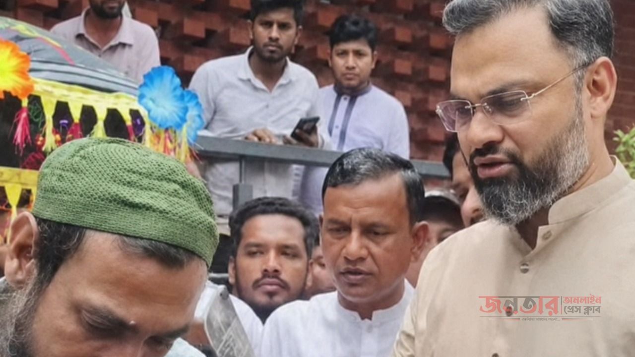 অসহায়দের পাশে আমিনুল হক, প্রতিবন্ধীদের দিলেন অটোরিকশা