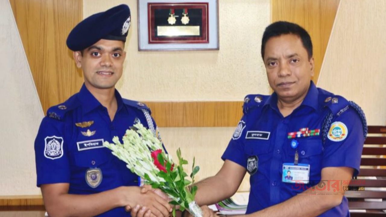 বরগুনায় নতুন অতিরিক্ত পুলিশ সুপার ইশতিয়াক আহমেদকে ফুলেল শুভেচ্ছায় বরণ