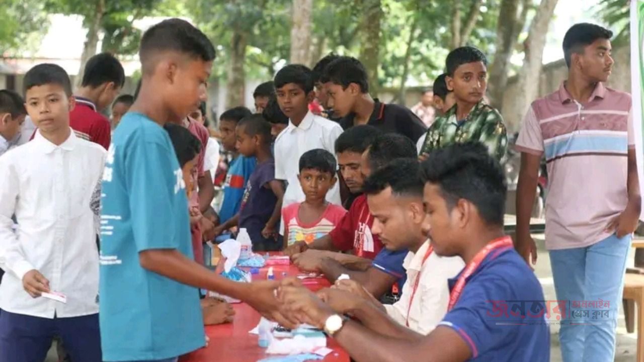 বোদা উপজেলার বলরামহাটে দিনব্যাপী বিনামূল্যে রক্তের গ্রুপ নির্ণয় ও স্বেচ্ছায় রক্তদানে উৎসাহিতকরণ ক্যাম্পেইন অনুষ্ঠিত