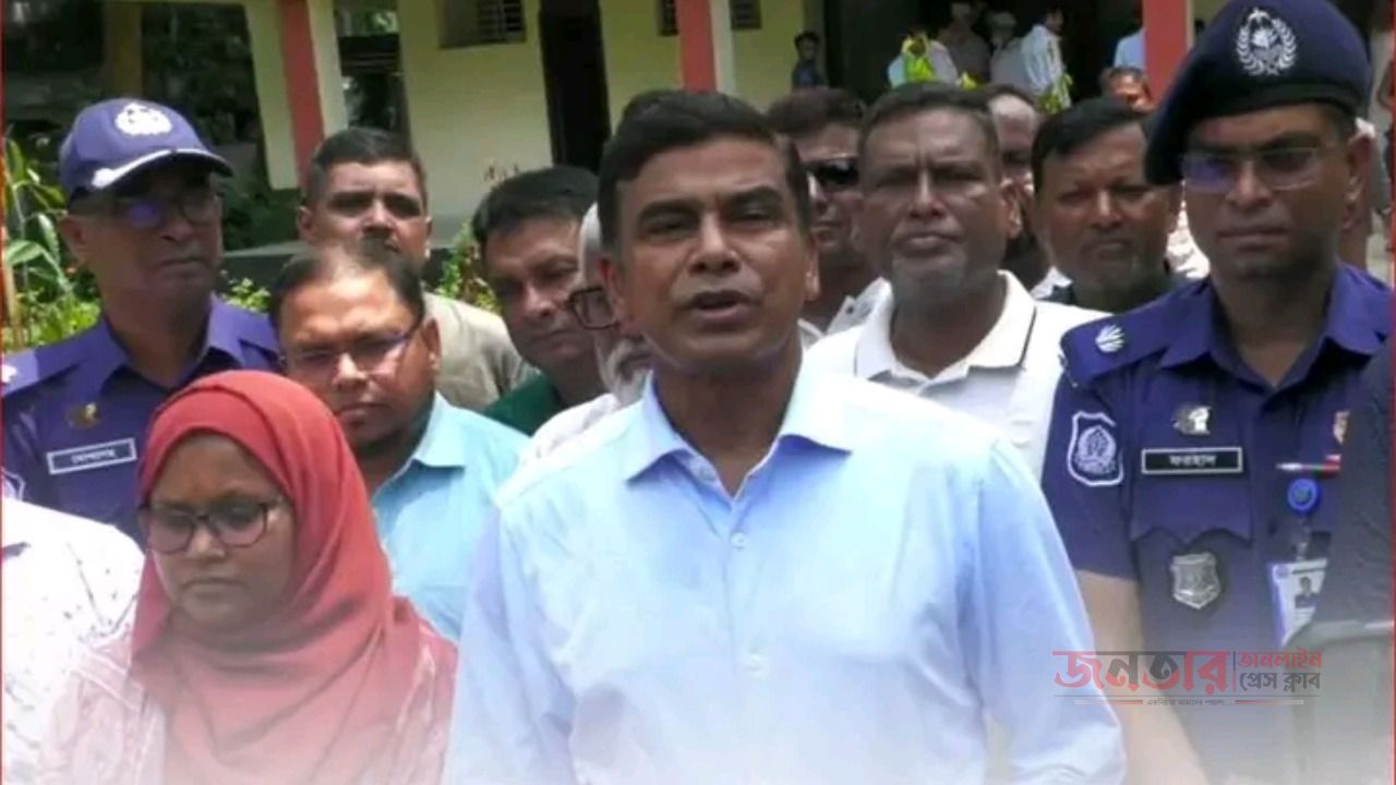 সারাদেশে সার পর্যাপ্ত পরিমাণ সরবরাহ এবং মজুত রয়েছে জানিয়েছেন পানি সম্পদ প্রতিমন্ত্রী ফরহাদ হোসেন আজাদ  