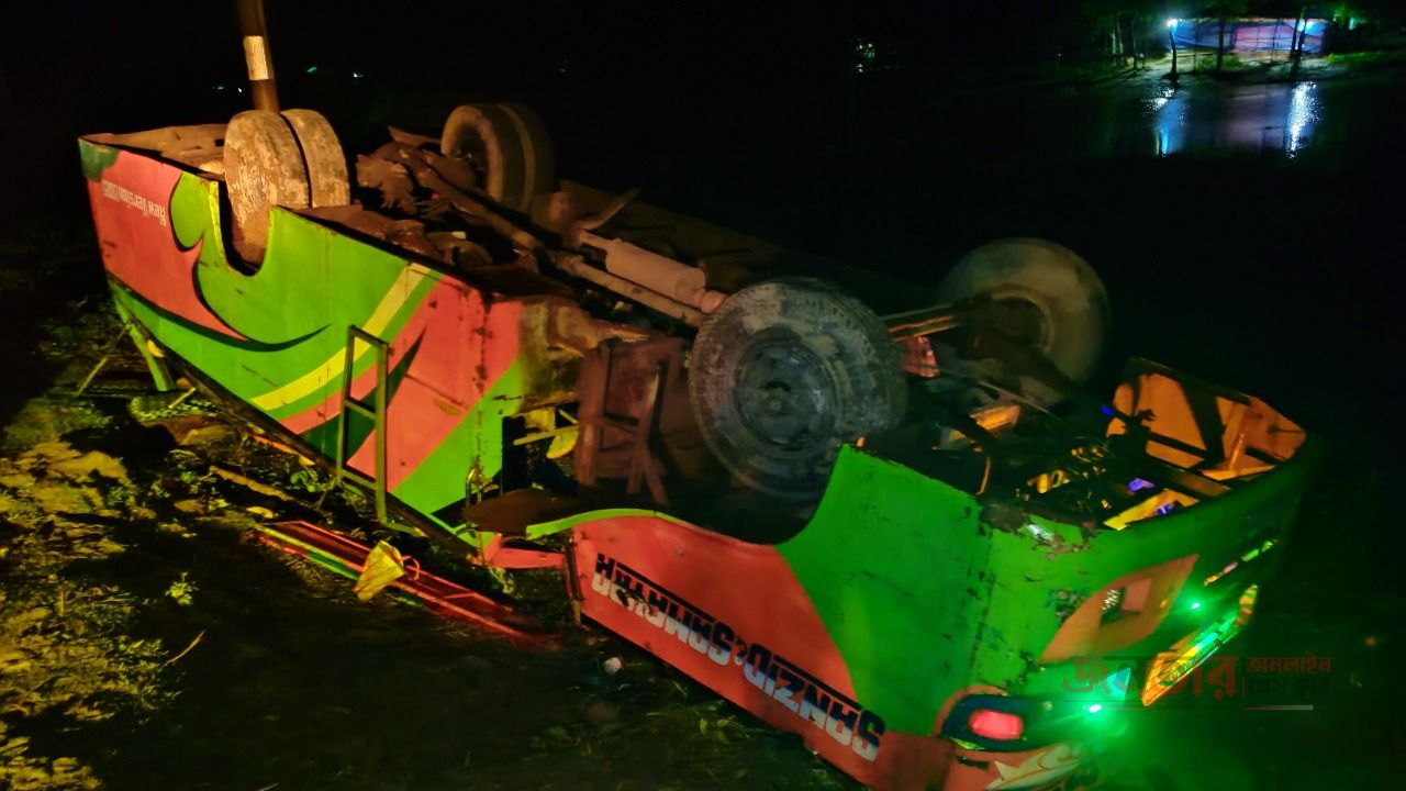 সিলেট থেকে সুনামগঞ্জ যাওয়ার পথে নিয়ন্ত্রণ হারিয়ে বাসটি খাদে পড়ে যায়