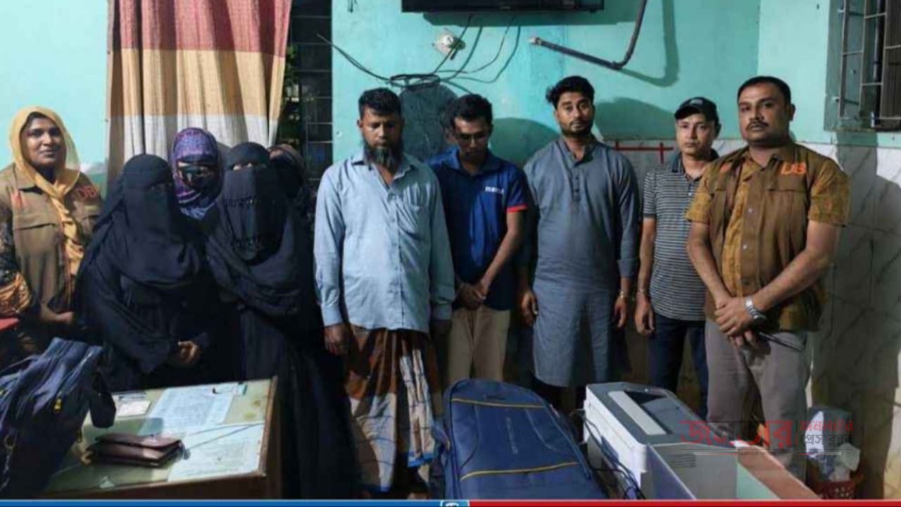 চৌমুহনীতে দুই আবাসিক হোটেলে ডিবি পুলিশের অভিযান, গ্রেপ্তার ৮