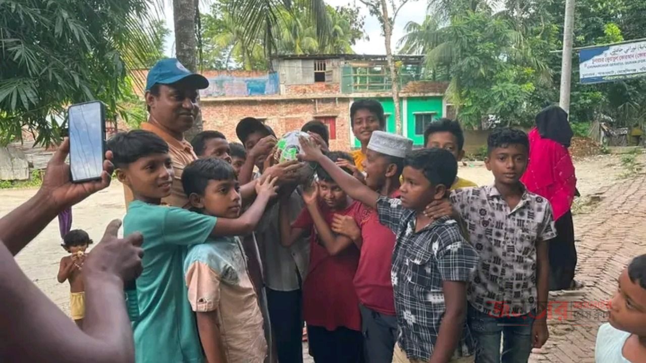 মেহেন্দিগঞ্জ পৌরসভা ৯ নং ওয়ার্ড চুনাচর জমদ্দার বাড়ি মোহাম্মাদিয়া ফোরকানিয়া মাদ্রাসার ছাত্রদের মাঝে ফুটবল বিতরণ করেন আহসানুল হক জমাদ্দার  
