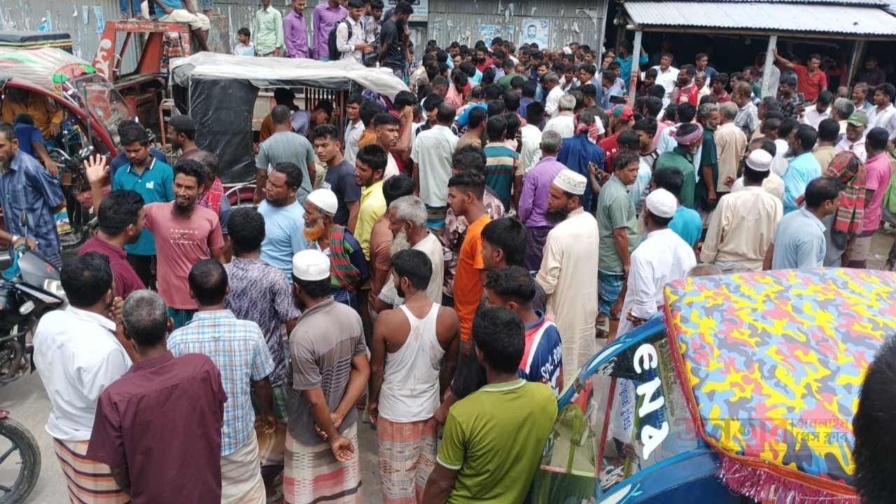 ভূরুঙ্গামারীতে সারের দাবিতে কৃষকের বিক্ষোভ,  প্রশাসনের উপস্থিতিতে বিতরণ। 