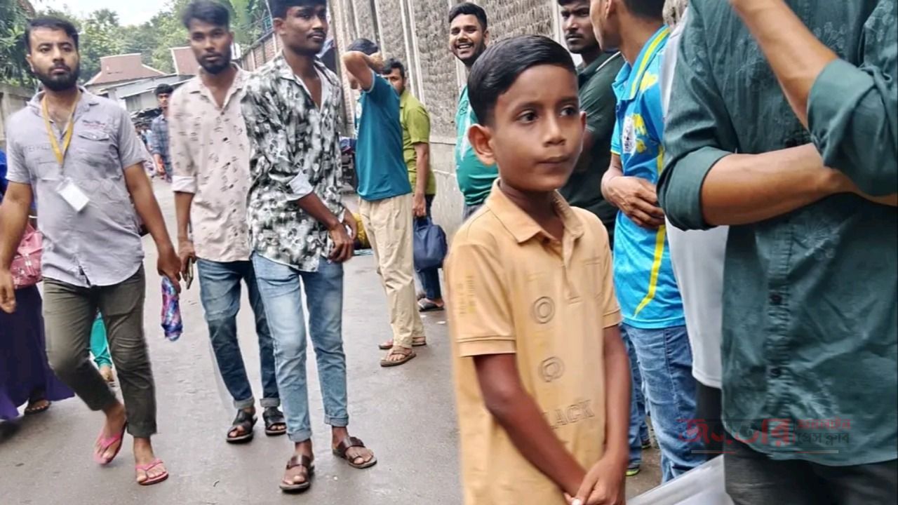 আজ অফিসে যাওয়ার পথে চোখে পড়ল এক ছোট্ট শিশু&mdash;বাবার ফাইলটা নিজের হাতে নিয়ে বাবার পাশে দাঁড়িয়ে আছে।