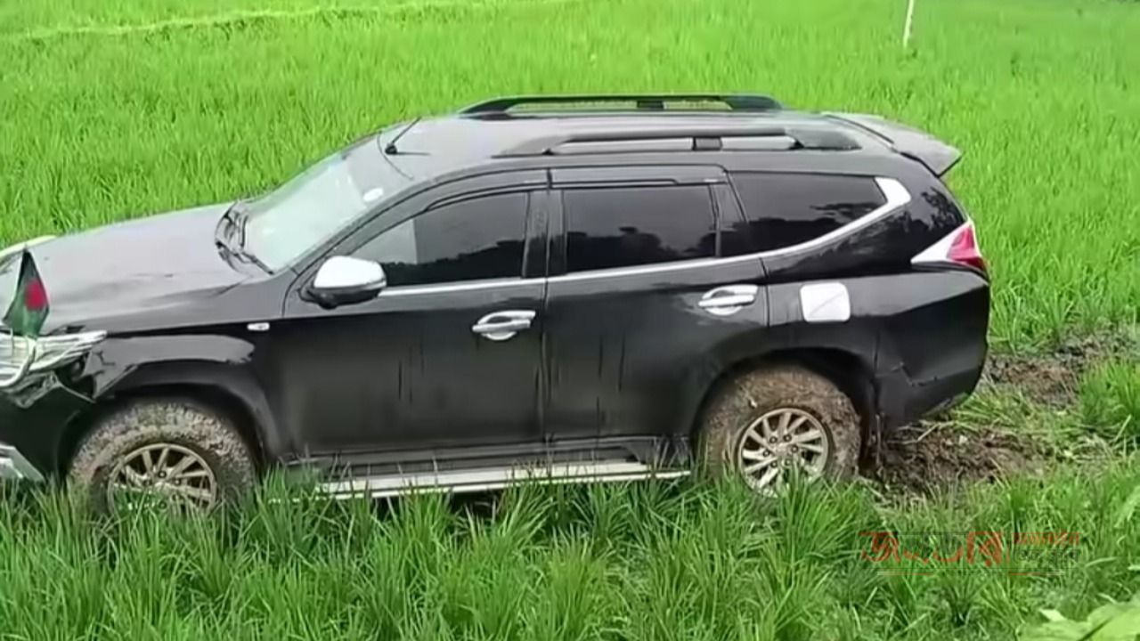 বগুড়ায় ধানক্ষেতে গিয়ে পড়ল প্রতিমন্ত্রীর গাড়ি, আ/হত ৩
