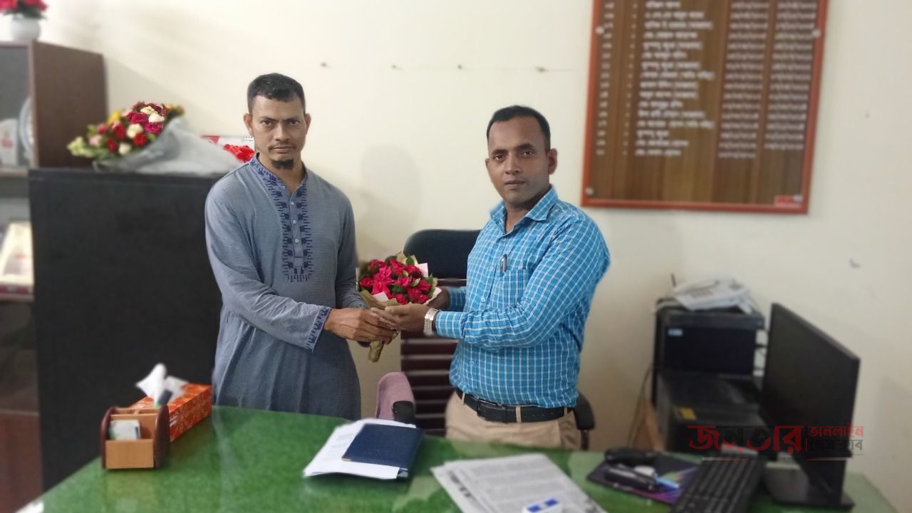 কোম্পানীগঞ্জে নবাগত উপজেলা কৃষি কর্মকর্তা কৃষিবিদ মোশারেফ হোসেনকে হাবিবপুর আইপিএম ক্লাবের ফুলেল শুভেচ্ছা