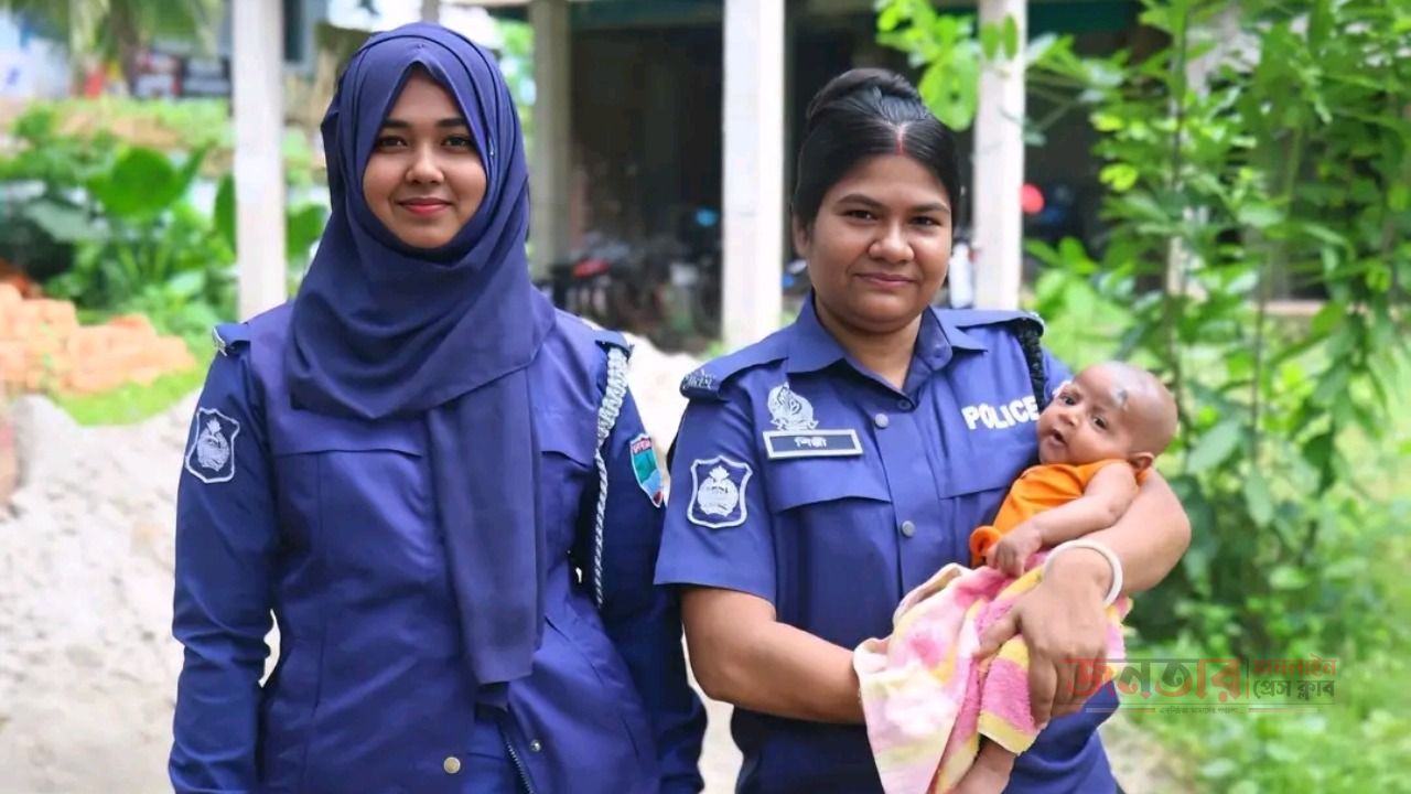 দুধের শিশুকে পরম যত্নে আগলে মানবতার অনন্য দৃষ্টান্ত স্থাপন করলেন পুলিশ সদস্য