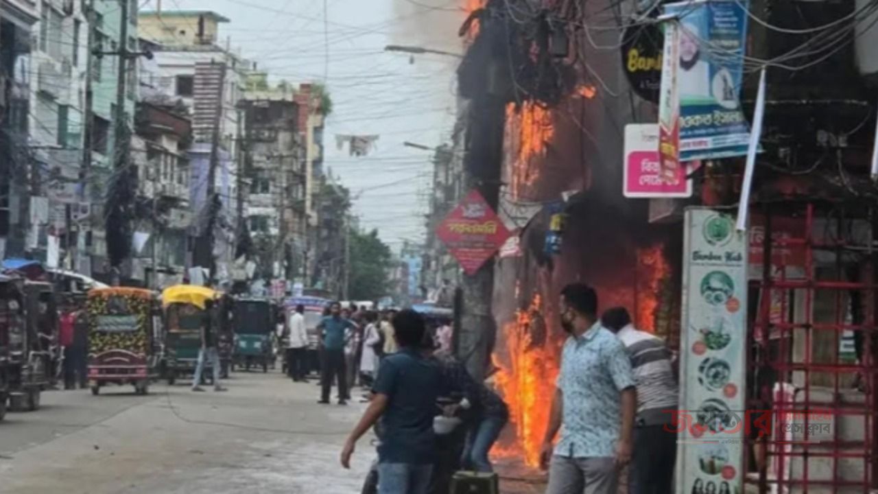 ফায়ার সার্ভিস আসেনি এক ঘণ্টাতেও, স্থানীয়দের চেষ্টায় রক্ষা কক্সবাজার বার্মিজ মার্কেট।