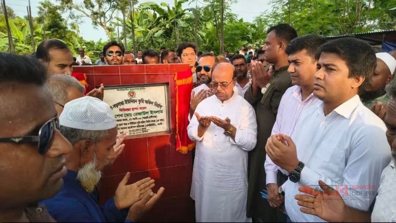নওগাঁ রাণীনগর উপজেলার পারইল-বড়গাছা ইউনিয়ন ভূমি অফিসের নতুন ভবনের ভিত্তিপ্রস্তর স্থাপন।