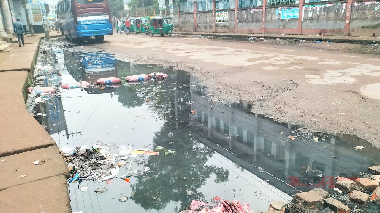 বগুড়া সাতমাথার গোহাইল রোডে রাস্তার ওপর নোংরা পানি, চরম দুর্ভোগে পথচারীরা