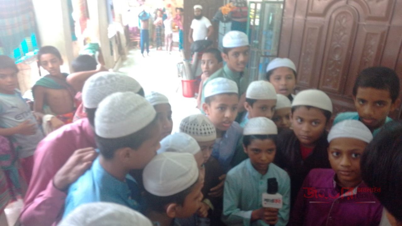 কোম্পানীগঞ্জে সরকারি খাল দখল করে মাদ্রাসা,&nbsp; সাংবাদিকদের ওপর হামলার অভিযোগ, ক্ষুব্ধ এলাকাবাসী &lrm; &lrm;নোয়াখালী কোম্পানীগঞ্জ  প্রতিনিধি: আবদুল আউয়াল  ০৭-০৯--২০২৬ইং  &lrm;নোয়াখালীর কোম্পানীগঞ্জ উপজেলার গোয়ালেরপোল মঈনুল উলুম মাদ্রাসায় সাংবাদিকদের ওপর হামলার অভিযোগ উঠেছে। মাদ্রাসার ভেতরে ভিডিও ধারণকে কেন্দ্র করে এ উত্তেজনার সৃষ্টি হয় বলে জানা গেছে। এ ঘটনায় মাদ্রাসার শিক্ষক ও শিক্ষার্থীদের বিরুদ্ধে সাংবাদিকদের সঙ্গে অসৌজন্যমূলক আচরণ এবং হামলার অভিযোগ করেছেন প্রত্যক্ষদর্শীরা। &lrm; &lrm;মীরের পৌলের গোনার গাড়ি অভিভাবক&nbsp; হোসনেয়ারা বেগম অভিযোগ করেন গতরাত থেকে মাদ্রাসায় ভর্তি থাকা&nbsp; আমার সন্তানসহ দুই শিশুকে খুঁজে পাওয়া যাচ্ছিল না। বিষয়টি জানাজানি হলে আমরা&nbsp; মাদ্রাসায় খোঁজ নিতে আসি। পরে সাংবাদিকরা ঘটনাস্থলে উপস্থিত হলে মাদ্রাসার ভেতরের পরিস্থিতি ভিডিও ধারণ করতে গেলে মাদ্রাসার শিক্ষক ও শিক্ষার্থীদের সঙ্গে তাদের কথা-কাটাকাটি ও উত্তেজনা সৃষ্টি হয়। একপর্যায়ে সাংবাদিকদের ওপর হামলার ঘটনা ঘটেছে । &lrm; &lrm;এ ঘটনাকে কেন্দ্র করে এলাকায় ব্যাপক চাঞ্চল্যের সৃষ্টি হয়েছে। ক্ষুব্ধ এলাকাবাসী মাদ্রাসাটির বিভিন্ন কর্মকাণ্ড নিয়েও প্রশ্ন তুলেছেন। &lrm; &lrm;স্থানীয় কয়েকজন বাসিন্দা অভিযোগ করে বলেন, বিভিন্ন সময়ে ওয়াজ মাহফিলের মঞ্চে অতিথি ও বক্তাদের লাঞ্ছিত করার মতো ঘটনাও এ মাদ্রাসার সঙ্গে জড়িত রয়েছে।&nbsp; এখানকার শিক্ষাক্ষ শিক্ষার্থীদের আচরণে সন্ত্রাসী কর্মকান্ডের প্রকাশ পেয়েছে বহু আগ থেকে। এসব কিছু প্রতিবাদ করার সাহস ছিল না এলাকাবাসীর। কারণ তারা বিগত সরকার আমলের প্রভাবশালী ওলামা লীগের দায়িত্বের থেকে এই মাদ্রাসা সৃষ্টি করে।  &lrm; &lrm;এলাকাবাসীর আরও অভিযোগ, আওয়ামী সরকারের আমলে প্রভাবশালী ওলামা আলীগের একটি মহল সরকারি খাল দখল করে সেখানে মাদ্রাসার কার্যক্রম শুরু করে। শিক্ষা প্রতিষ্ঠান হিসেবে বিবেচনা করে এলাকাবাসী এতদিন&nbsp; কোনো ধরনের প্রতিক্রিয়া দেখাননি। অনেকে আরো খোব প্রকাশ করে বলেন, এদেরকে দিয়ে আওয়ামী লীগ আমলে জঙ্গি&nbsp; কর্মকান্ড মত অপকর্মা করানো হতো। দিনের বেলায় ছাত্র ও রাতের বেলায় শীর্ষ জঙ্গি নেতাকর্মী। &lrm;কিন্তু সাম্প্রতিক কর্মকাণ্ডে তারা ক্ষুব্ধ ও অতিষ্ঠ হয়ে পড়েছেন বলে দাবি করেন। &lrm; &lrm;তাদের দাবি, শিক্ষা প্রতিষ্ঠানের নামে কোনো ধরনের আইনবহির্ভূত কর্মকাণ্ড, সাংবাদিকদের ওপর হামলা কিংবা সাধারণ মানুষের সঙ্গে অসদাচরণ মেনে নেওয়া যায় না। অভিযোগগুলো তদন্ত করে প্রকৃত ঘটনা উদঘাটন এবং কেউ অপরাধে জড়িত থাকলে তার বিরুদ্ধে আইনানুগ ব্যবস্থা নেওয়ার দাবি জানিয়েছেন তারা। &lrm; &lrm;এ বিষয়ে মাদ্রাসা কর্তৃপক্ষের বক্তব্য নিতে গেলে বক্তব্য দিতে অস্বীকার করে, তাৎক্ষণিকভাবে পাওয়া যায়নি। অভিযোগগুলোর বিষয়ে তাদের বক্তব্য পাওয়া গেলে তা প্রতিবেদনে সংযুক্ত করা হবে। &lrm; &lrm;ঘটনার সুষ্ঠু তদন্ত করে সাংবাদিকদের ওপর হামলার, ক্যামেরা ধরার বিচার, শিশু নিখোঁজের বিষয় এবং সরকারি সম্পত্তি দখলের অভিযোগের সত্যতা যাচাই করে প্রয়োজনীয় ব্যবস্থা নেওয়ার দাবি জানিয়েছেন স্থানীয়রা। এখন থেকে না থামানো না গেলে এরা ভবিষ্যতে জঙ্গি সংগঠন&nbsp; গড়ে তুলবে। এখানে সেসব শিক্ষাই প্রদান করা হচ্ছে বলে এলাকাবাসীর অভিযোগ। &lrm;
