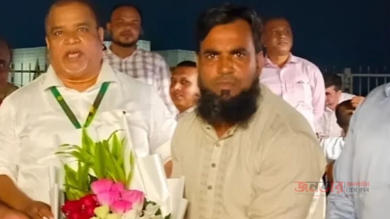 এমপিকে যবদল নেতা চেয়ারম্যান পদপ্রার্থী হোসাইন এর  ফুলেল শুভেচ্ছা 