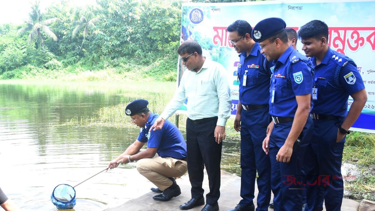 দিনাজপুর পুলিশ লাইন্স পুকুরে মাছের পোনা অবমুক্তকরণ