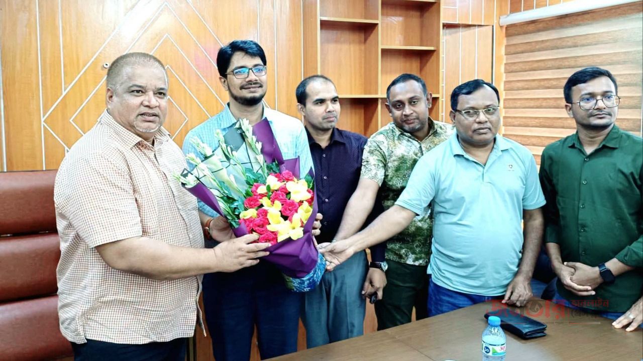 নসিরনগর নবাগত ইউএনও এর ফুলেল শুভেচ্ছায় এমপি
