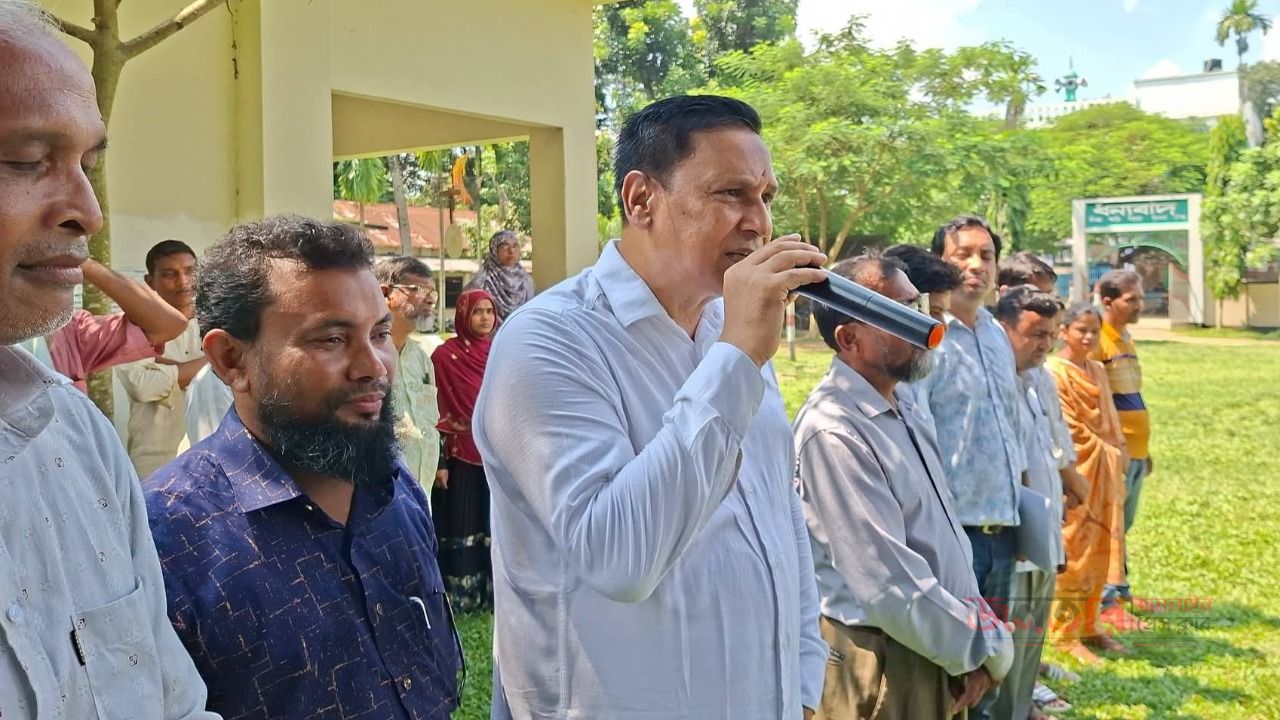 কাদিরাবাদ উচ্চ বিদ্যালয় পরিদর্শনে জেলা পরিষদ প্রশাসক সাইফুল ইসলাম: বৃত্তিপ্রাপ্ত শিক্ষার্থীদের জন্য  পুরস্কারের ঘোষণা