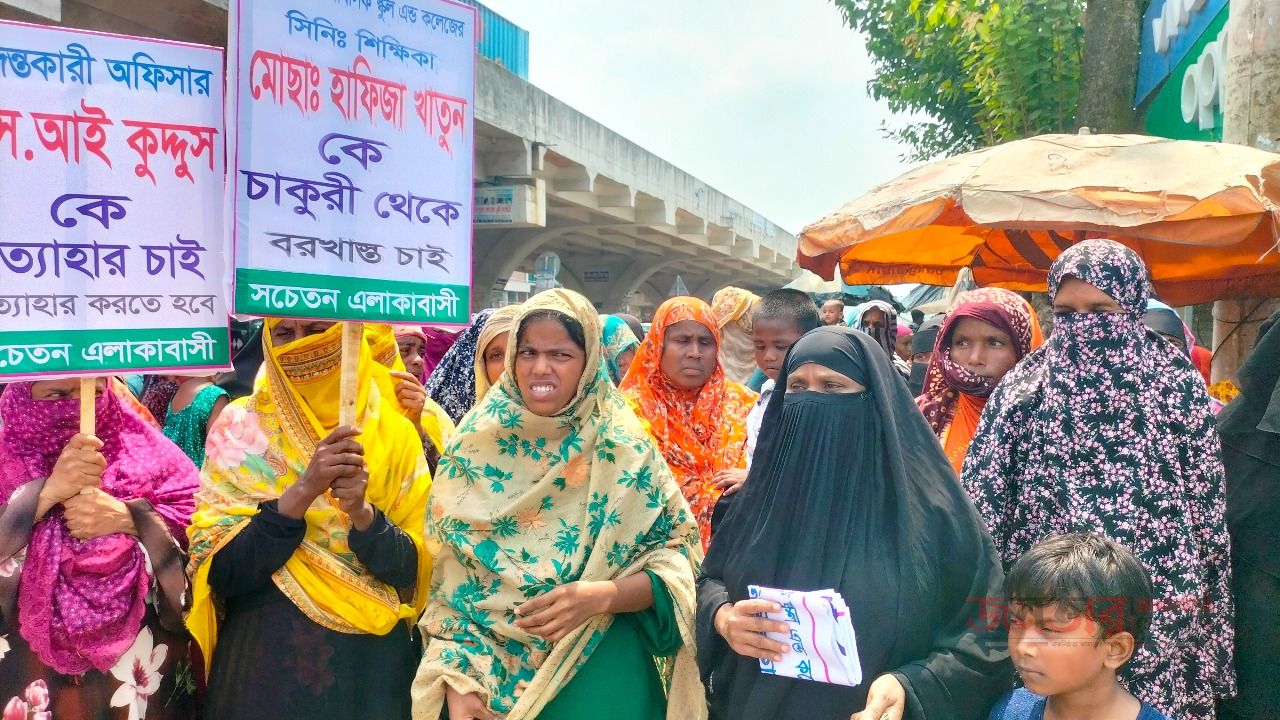 বগুড়ায় গৃহপরিচারিকার বিরুদ্ধে চুরির মামলা প্রত্যাহারের দাবিতে বিক্ষোভ