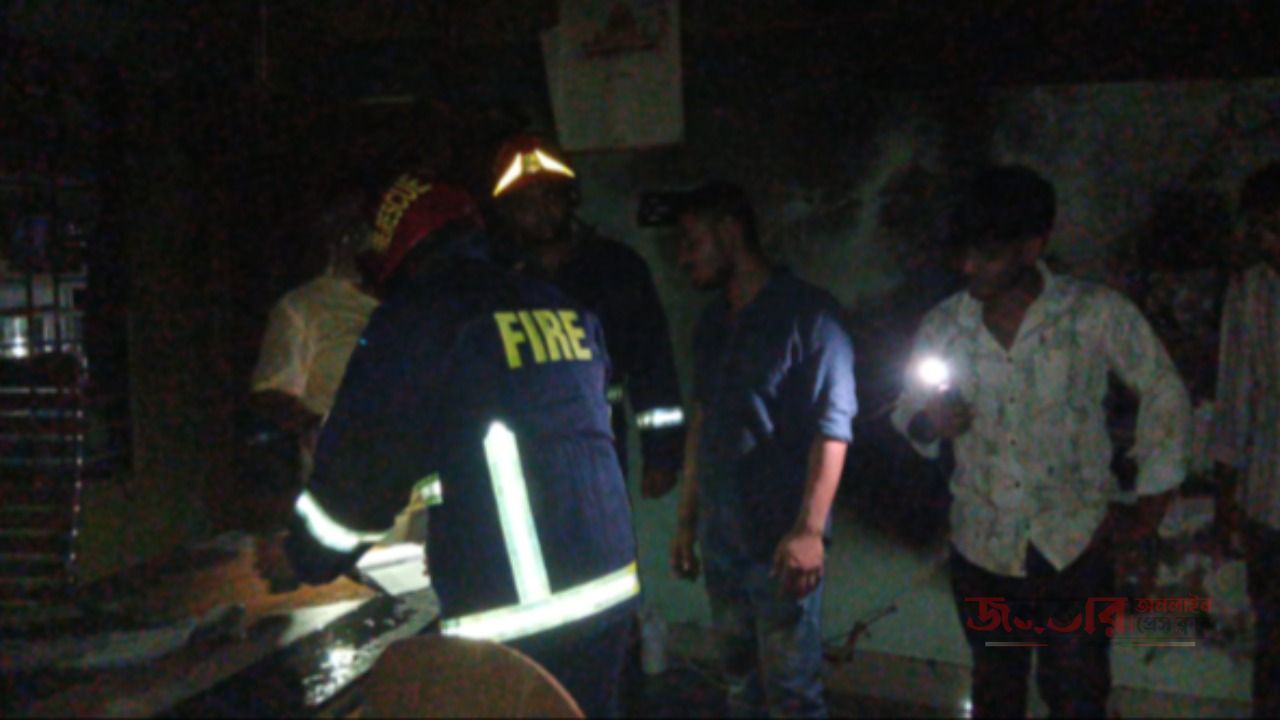 ধামরাইয়ে সুভা টাওয়ারে অগ্নিকাণ্ড, ফায়ার সার্ভিসের তৎপরতায় দ্রুত নিয়ন্ত্রণ, বড় ধরনের ক্ষয়ক্ষতি থেকে রক্ষা
