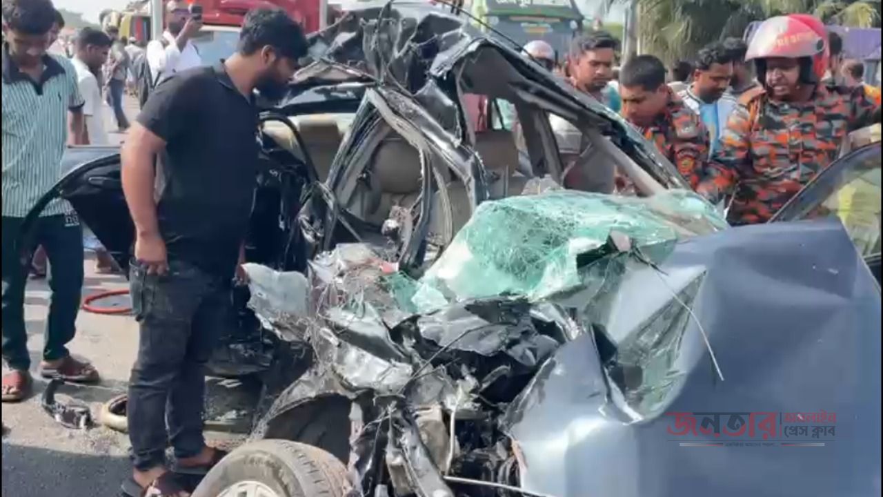 গজারিয়ায় বাস-প্রাইভেটকার সংঘর্ষে নিহত ৪, আহত ১