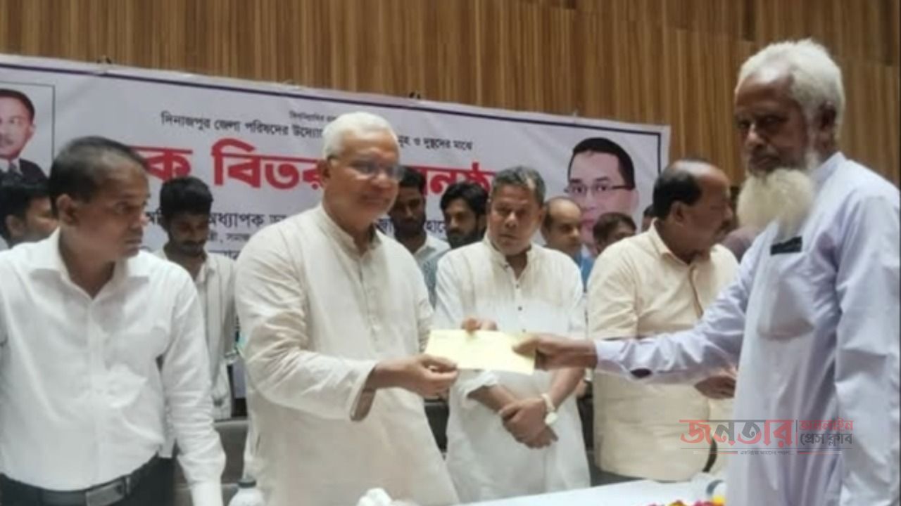 দিনাজপুরে  জেলা পরিষদের উদ্যোগে উন্নয়ন প্রকল্প ও দুস্থদের মাঝে আর্থিক সহায়তার চেক বিতরণ