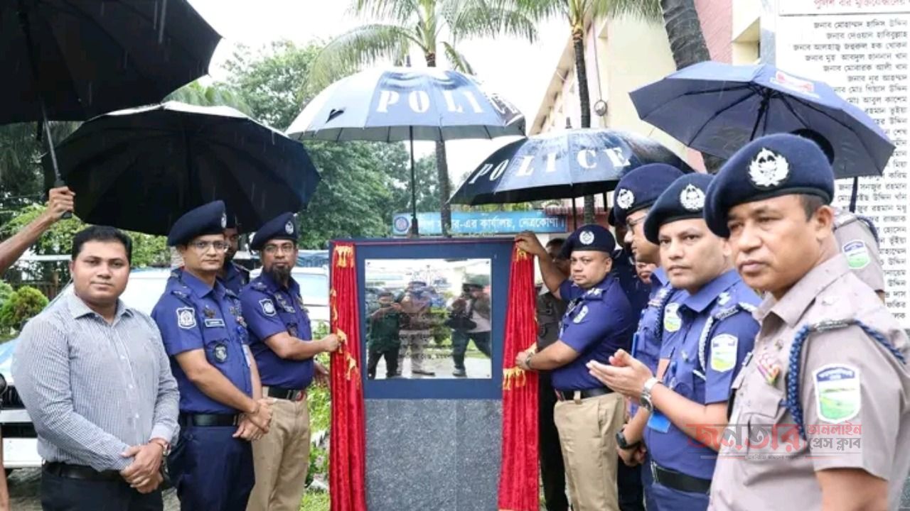 নেত্রকোনা জেলার মানচিত্রের মনুমেন্ট এর ফলক উন্মোচন।