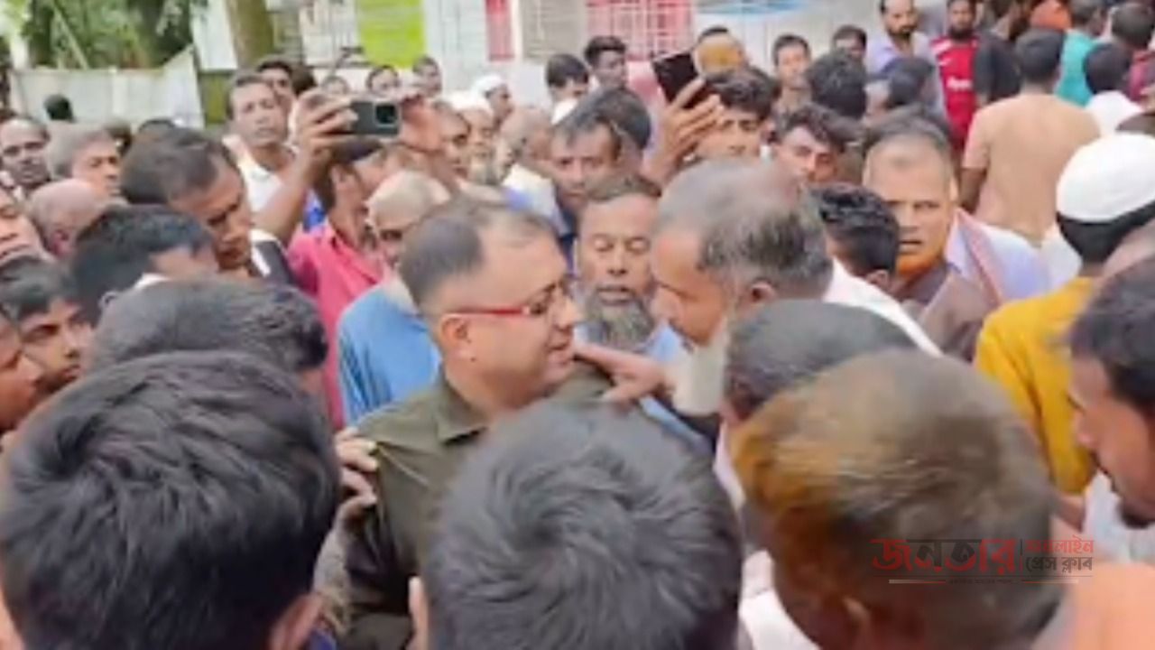 কুড়িগ্রামে সার বিতরণ বিলম্বে সড়ক অবরোধ কৃষকদের।