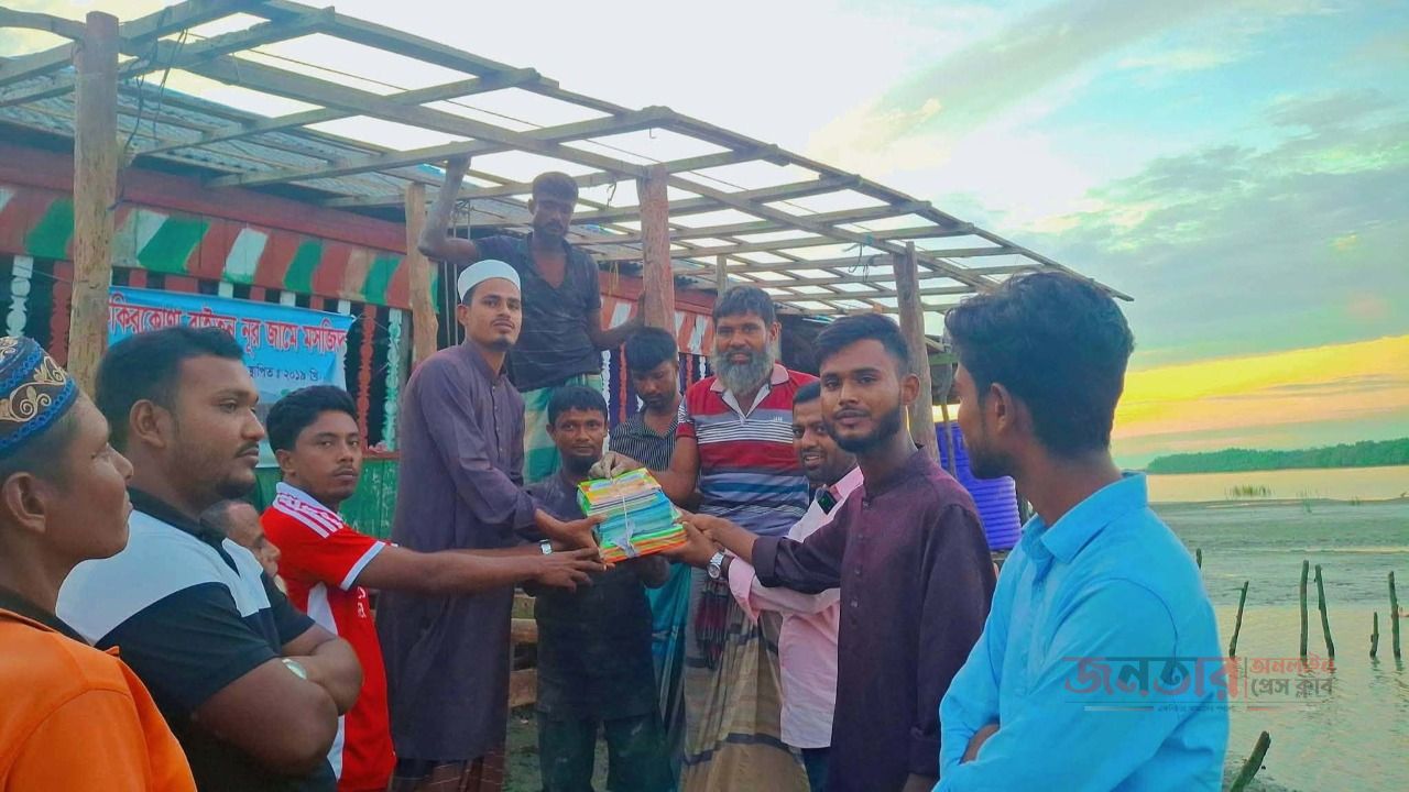 সৌদি প্রবাসী ও স্থানীয়দের সহযোগিতায় কালাবগী ফকীর কোনা দ্বীপের শিশুদের মাঝে বই বিতরণ