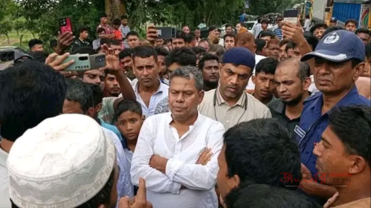 দিনাজপুরে শিশু মৃত্যুর ২ মাস,বিচারের দাবিতে সড়ক অবরোধে বিক্ষুব্ধ জনতা