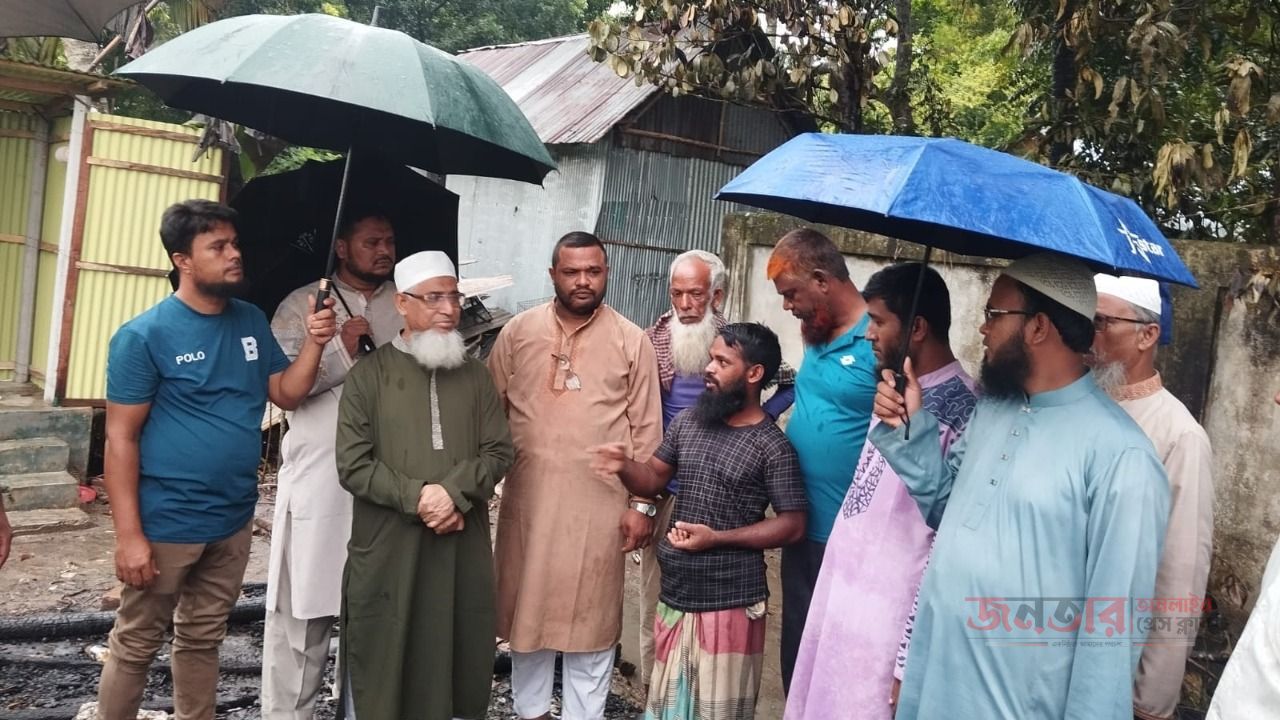 কুমিল্লা নগরীর ২০নং ওয়ার্ডে আগুন।