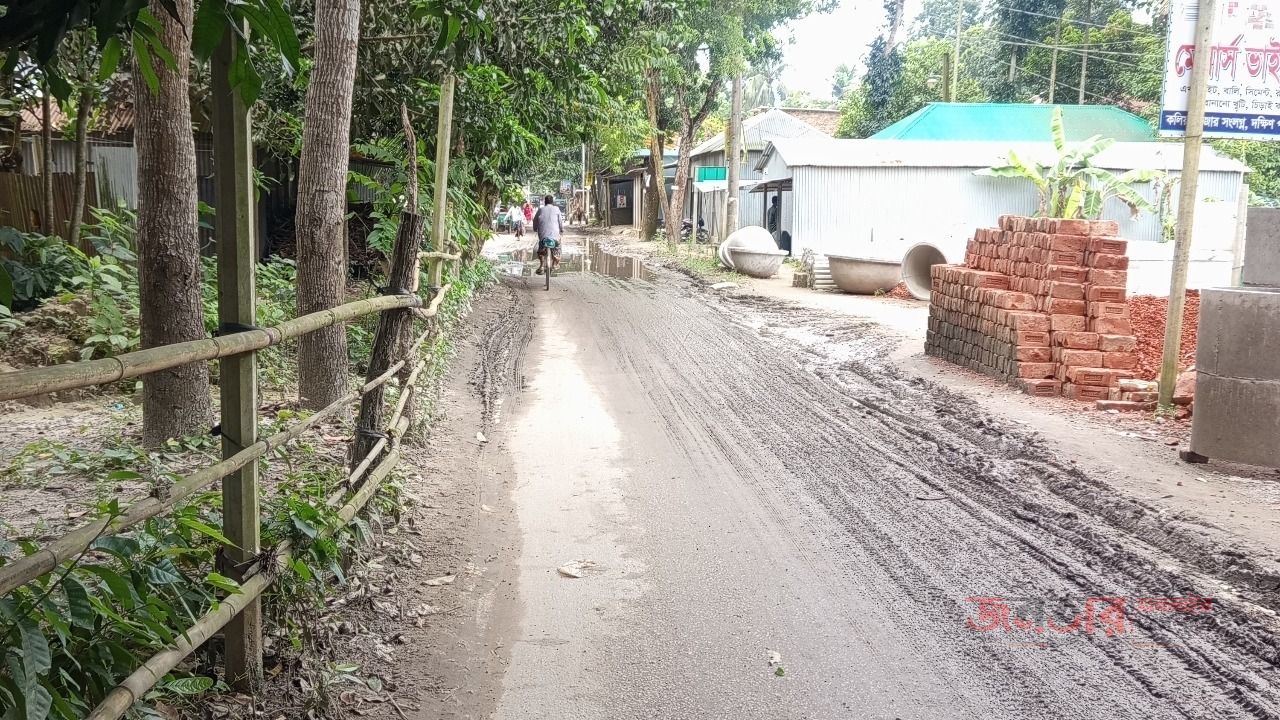 বৃষ্টির পানিতে জলাবদ্ধতায় দুর্ভোগে  কলিয়ার বিভিন্ন এলাকার জনগণ ছাত্রছাত্রী  অভিভাবক ও বিভিন্ন ব্যবসায়ীবৃন্দ  