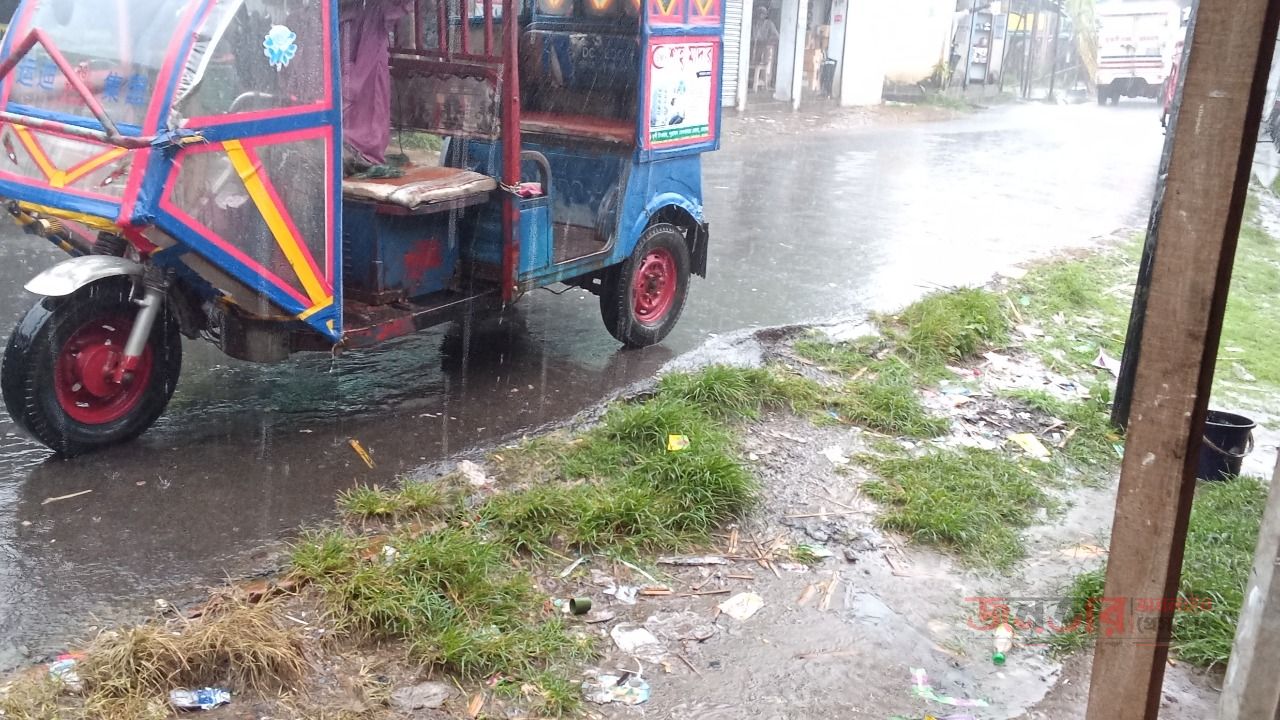 ​খোয়াজপুর মঠের বাজারে মুষলধারে বৃষ্টি: জনজীবন ও স্থানীয় ব্যবসা সাময়িকভাবে ব্যাহত
