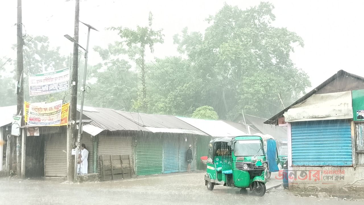 কালো মেঘের পর হঠাৎ ঝড়-বৃষ্টি, দাউদকান্দিতে আধাঘণ্টায় বদলে গেল চিত্র