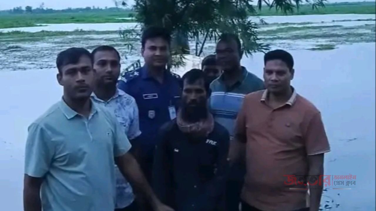 গাঁজার গাছ সহ গাজা ব্যবসায়ী আটক