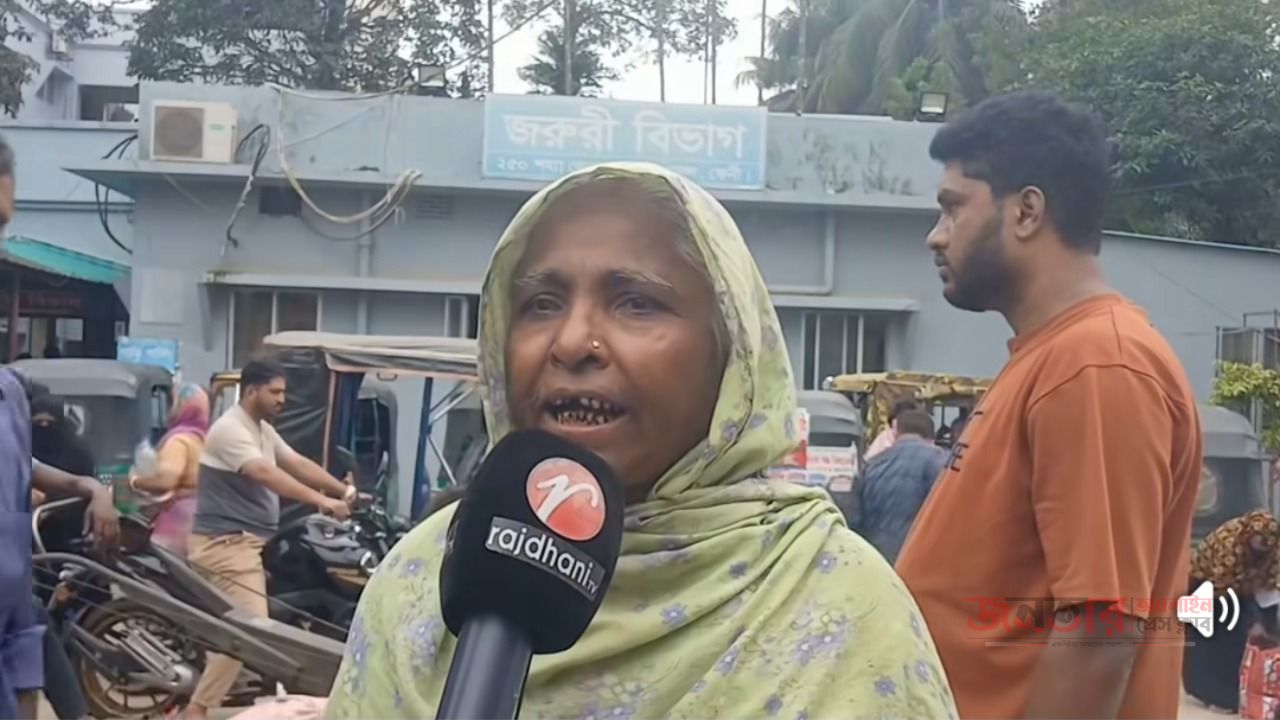 রকেয়া নামক ঝাড়ুদারের চাকরি ফেরত চায় ফেনী বাসী