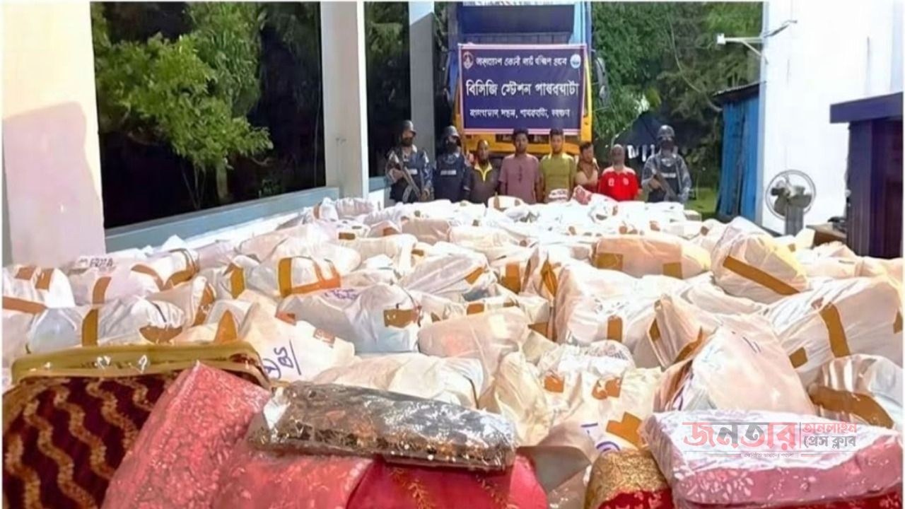 পাথরঘাটায় ৭ কোটি টাকার ভারতীয় কাপড় জব্দ, আটক ৫