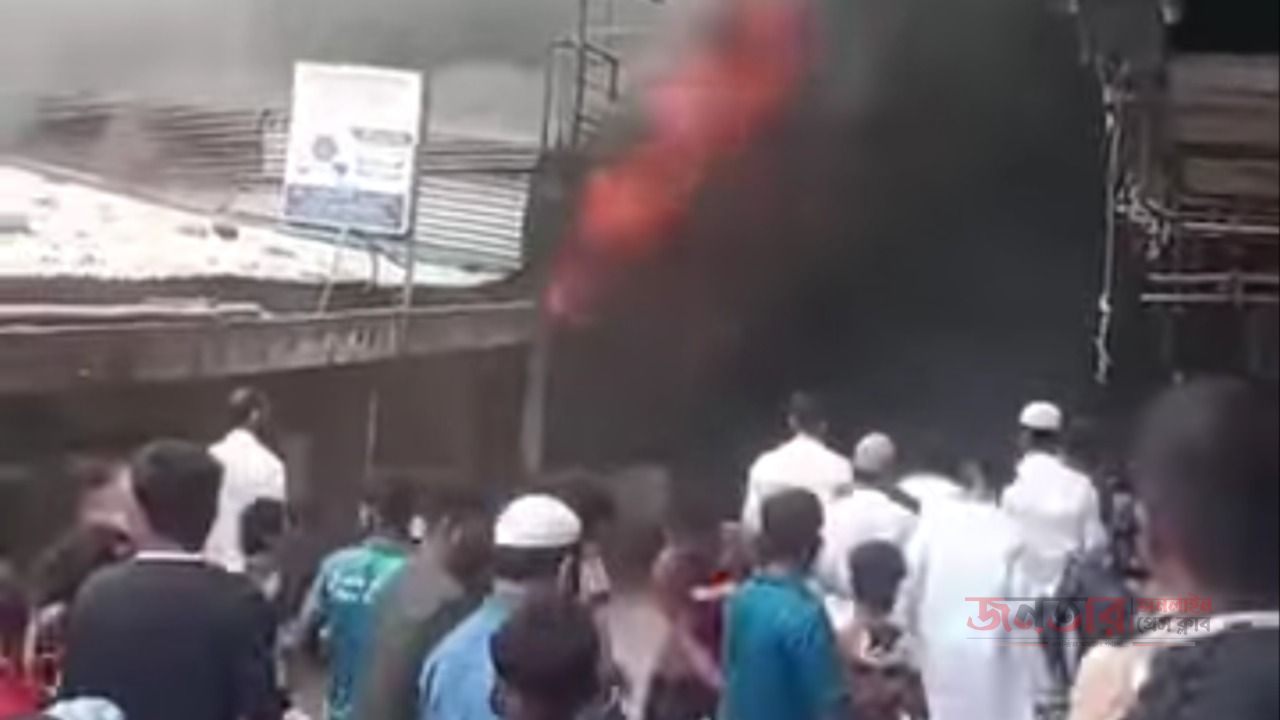 চট্রগ্ৰামে তুলাতুলি মার্কেটের ভয়াবহ অগ্নিকাণ্ড পুড়ে ছাই বহু মানুষের স্বপ্ন!