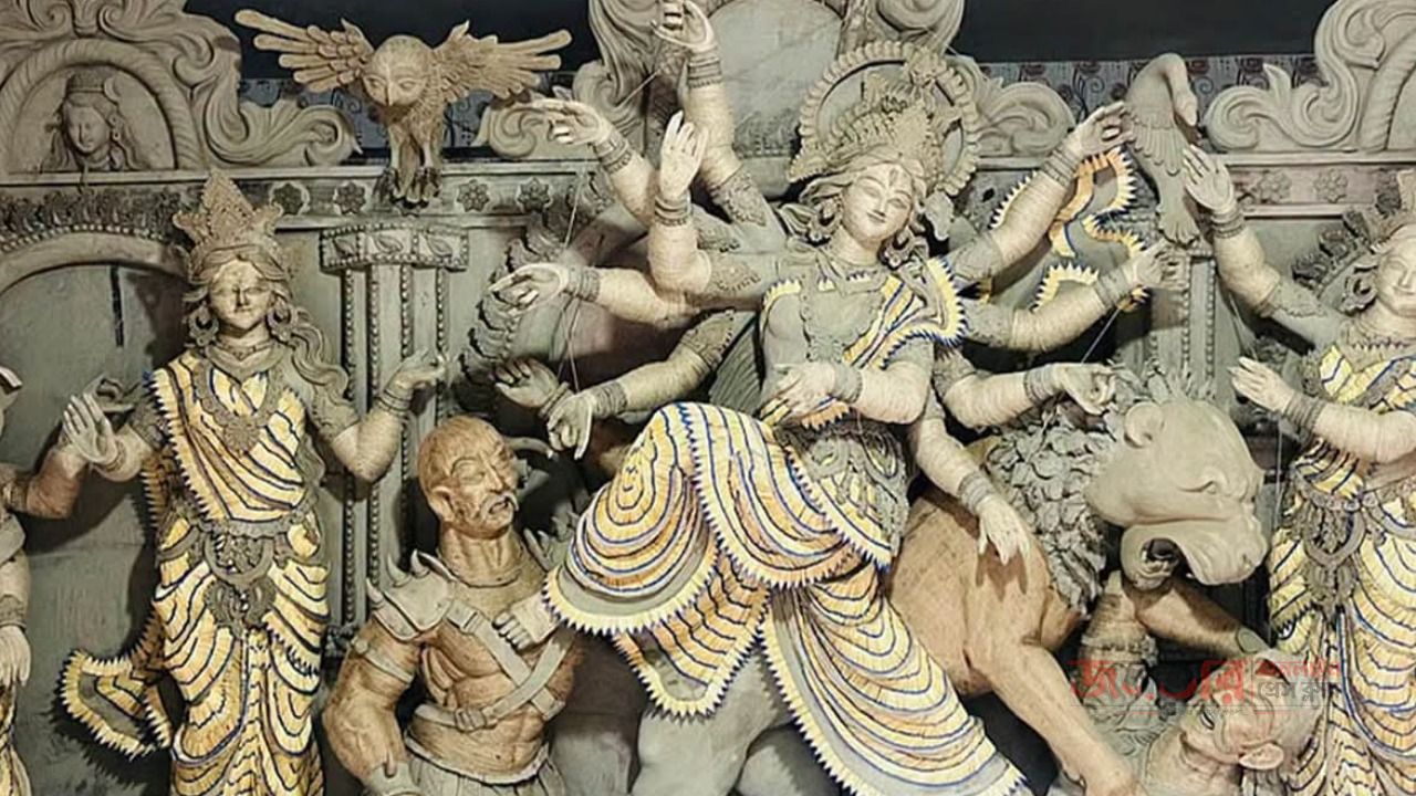 সাতক্ষীরায় দেড় লাখ দেশলাই কাঠিতে দুর্গাপ্রতিমা