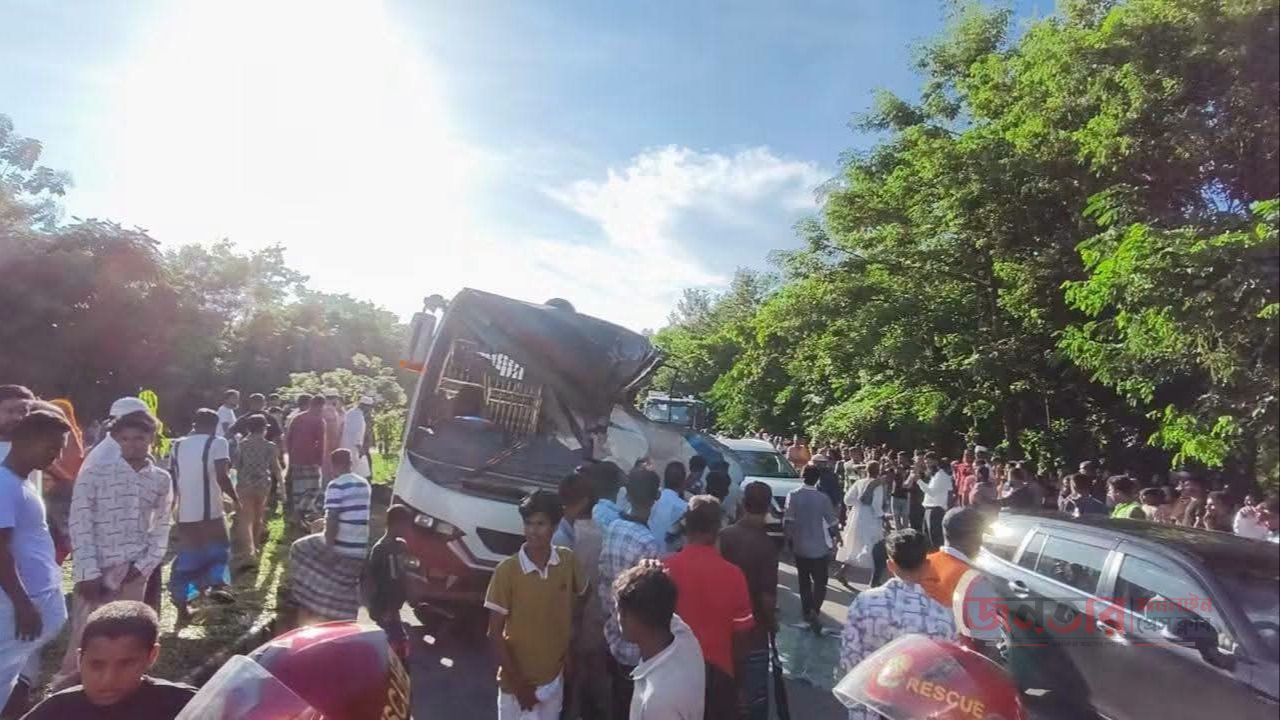 মাদারীপুরের শিবচরে এক্সপ্রেসওয়েতে দুই বাসের মুখোমুখি সংঘর্ষে নিহত ৩, আহত ১৫