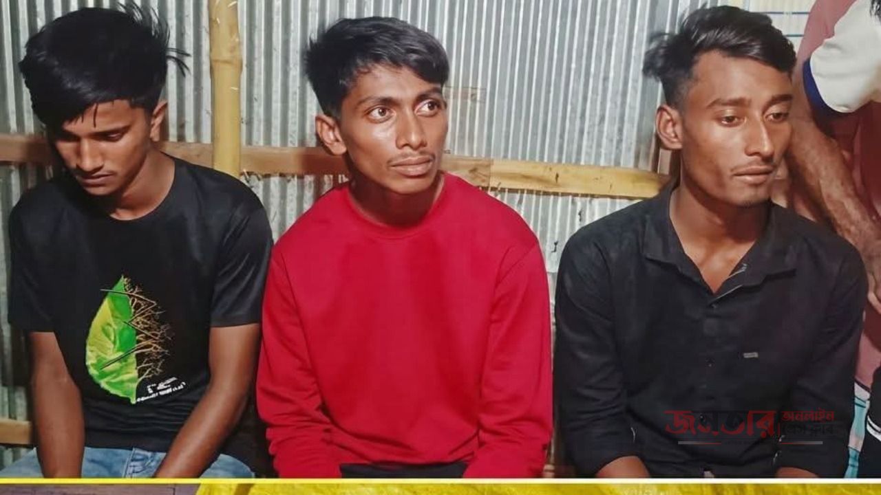 মণিরামপুরের কাঁটাখালি বাজারে দেশীয় অস্ত্রসহ ৩ যুবক আটক