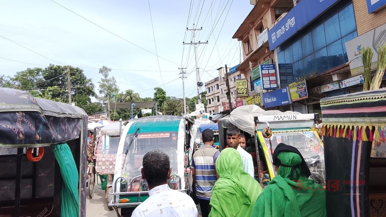 তাড়াইল সদর বাজারে তীব্র যানজটে জনদুর্ভোগ চরমে, প্রশাসনের কার্যকর পদক্ষেপ দাবি