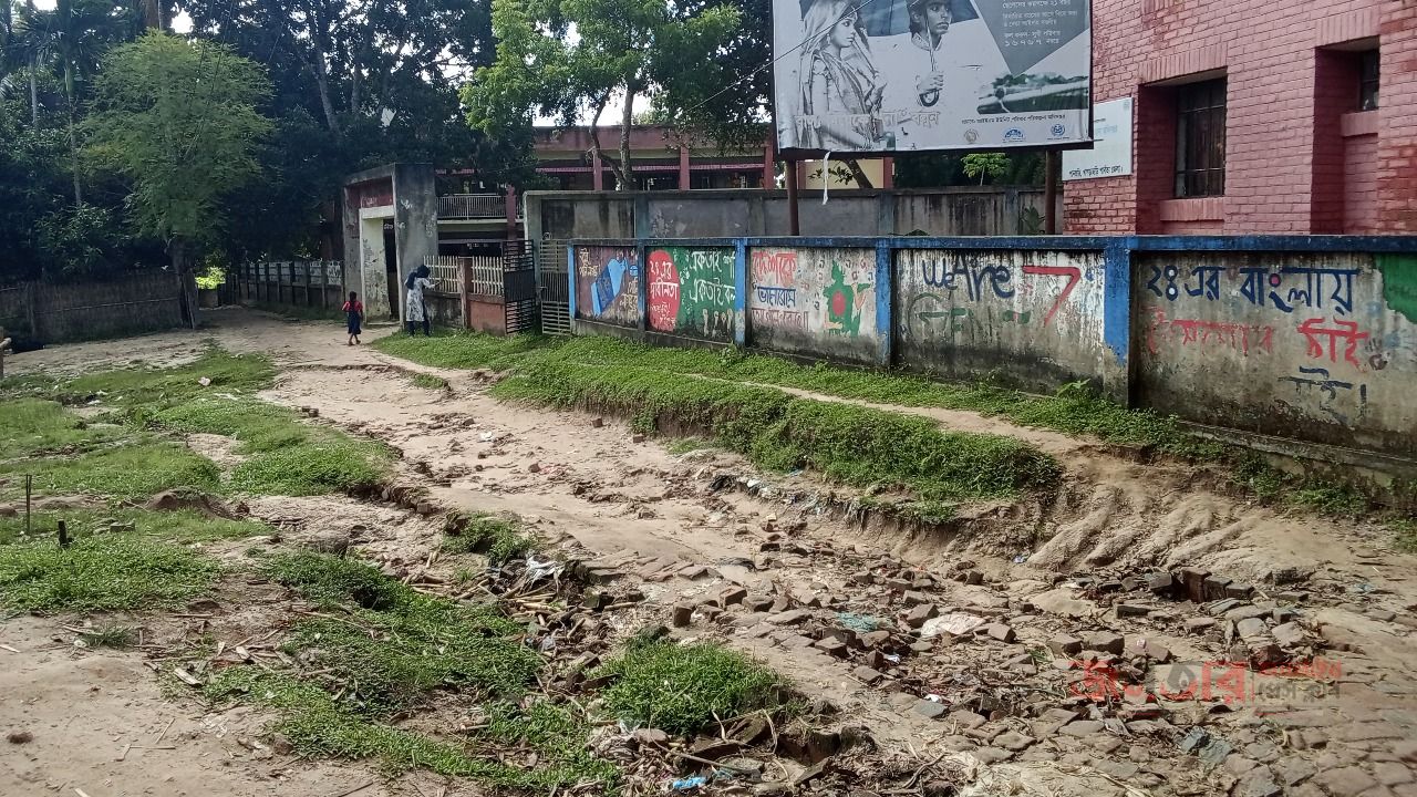 লোগাং বাজারের যাওয়ার প্রধান সড়ক যেন এক মরণফাঁদ: চরম দুর্ভোগে গর্ভবতী মা, শিক্ষার্থী ও সাধারণ মানুষ