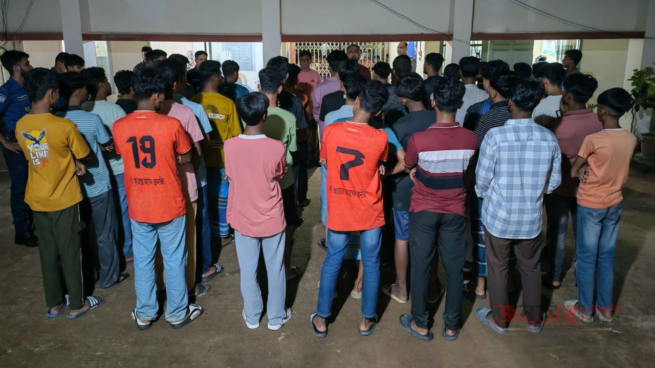 শাহরাস্তিতে রাতের অভিযানে ৪৫ কিশোর আটক অভিভাবকের জিম্মায় হস্তান্তর