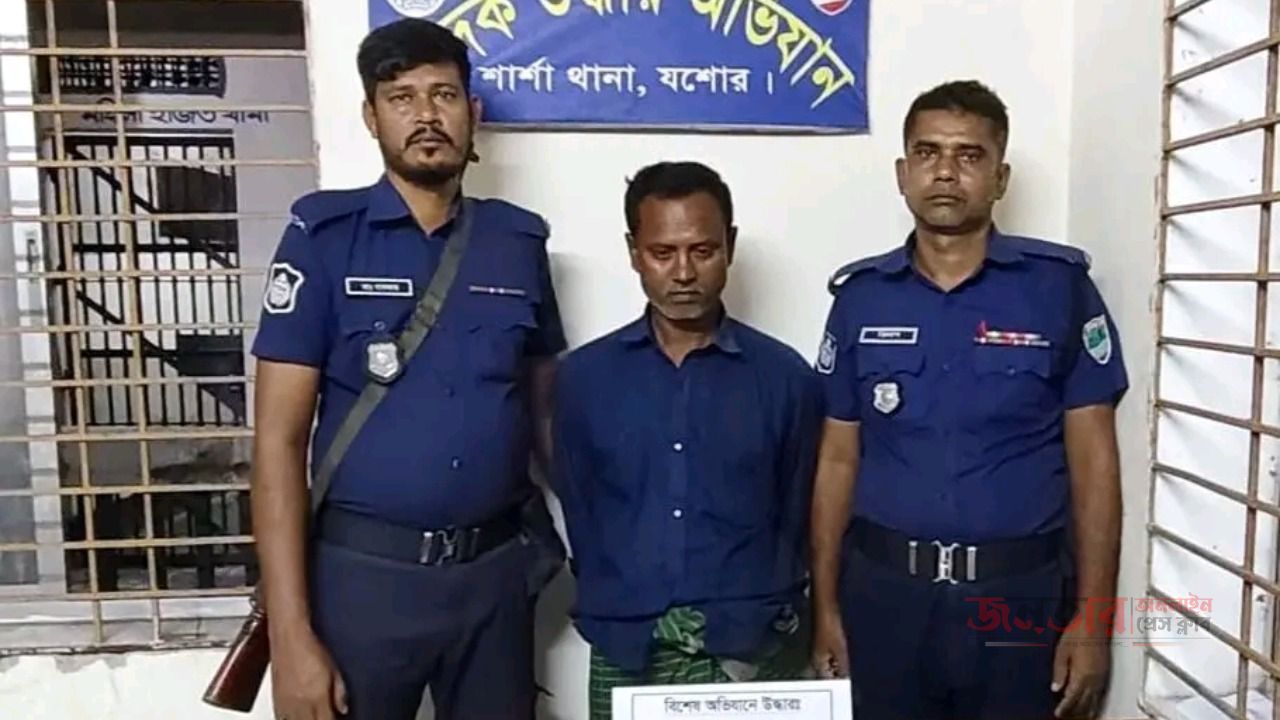 শার্শায় চেকপোস্টে ৩০০ গ্রাম গাঁজাসহ ভ্যানচালক গ্রেপ্তার